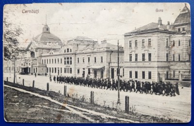 Bucovina - 1928 - Cernauti - Gara cu pluton de soldati - printata, circulata, 2 timbre partial intacte, Editura Leon Konig, prezinta unele indoituri foto