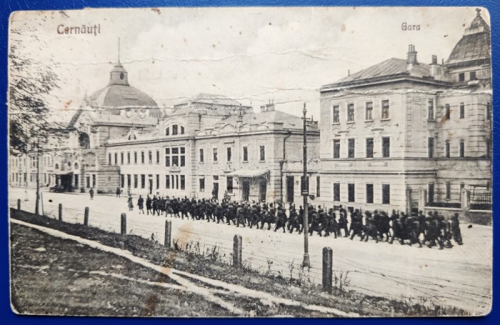 Bucovina - 1928 - Cernauti - Gara cu pluton de soldati - printata, circulata, 2 timbre partial intacte, Editura Leon Konig, prezinta unele indoituri