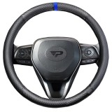 Husa volan Panda, tip fibra carbon, cu insertii piele ecologica perforata, negru cu detaliu albastru, 38 cm