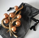Brosa flori-vintage placata cu aur galben 18K ,perle,pietre Swarovski martisor