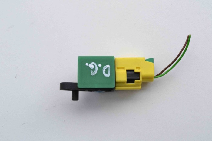 Senzor de impact dreapta spate VW PASSAT B7 362 2012 OEM: 8K0973323 | 2315517