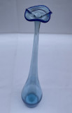 Vaza inalta din sticla albastra suflata manual, atelier nordic anii 1970 semnata