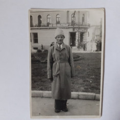 Fotografie cca 6/9 cm cu bărbat cu căciulă din România în 1949