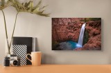 Tablou Canvas, "Cascada liniștită &icirc;n amurg roșiatic", Cascade, Rocă, Apă, Cădere, Albastru, Peisaj, Natură, Splendoare, 39 x 26 cm, CMCLASS