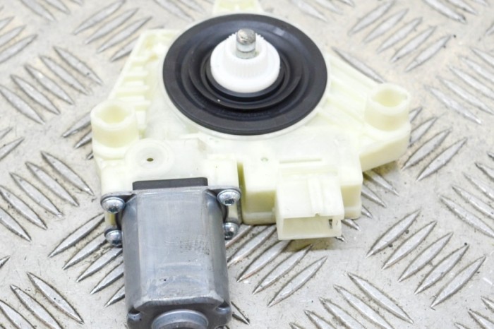 Motor macara geam ușă st&acirc;nga față MERCEDES-BENZ C W205 2016 OEM: A2139069901 13857199