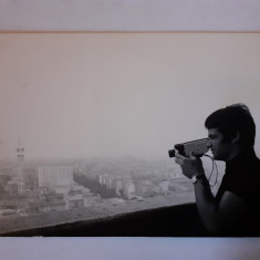 Fotografie dimensiune 6/9 cm cu bărbat din Italia cu camera de filmat