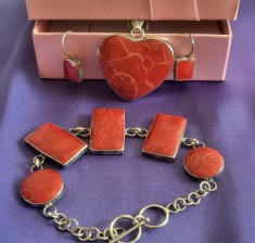 Set bijuterii de argint cu coral grena, cercei, pandant si bratara, nou