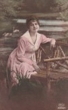 Portret feminin pe banca de lemn, 14 x 9 cm, stare buna