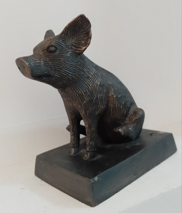 Sculptura din bronz porc șez&acirc;nd pe soclu ,piesa colectie,h 29 cm , lungime 18 cm