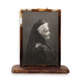 Regina Elisabeta a Rom&acirc;niei, fotografie tip carte poștală, semnată , atelier F. Mandy, &icirc;ntr-o ramă de birou din piele cu cifrul suveranei