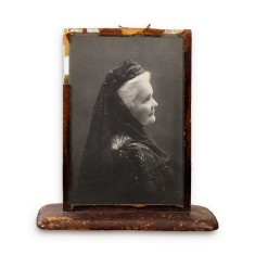 Regina Elisabeta a Rom&acirc;niei, fotografie tip carte poștală, semnată , atelier F. Mandy, &icirc;ntr-o ramă de birou din piele cu cifrul suveranei