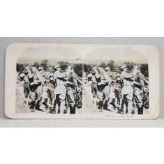 SOLDATI AMERICANI INVATAND SA ISI PUNA MASCA DE GAZE DE LA UN OFITER FRANCEZ , FOTOGRAFIE STEREOSCOPICA , POLICROMA, PE CARTON , PRIMUL RAZBOI MONDIAL