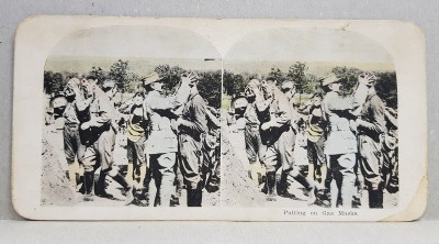 SOLDATI AMERICANI INVATAND SA ISI PUNA MASCA DE GAZE DE LA UN OFITER FRANCEZ , FOTOGRAFIE STEREOSCOPICA , POLICROMA, PE CARTON , PRIMUL RAZBOI MONDIAL foto