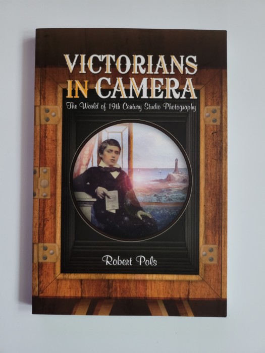 VICTORIANS IN CAMERA - ATELIERELE FOTOGRAFICE IN SECOLUL AL XIX-LEA, RECUZITA!