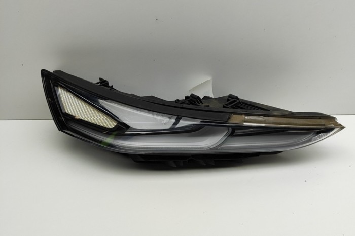 Proieitor suplimentar dreapta față HYUNDAI SANTA F&Eacute; IV TM 2019 OEM: 92208S1000,92208-S1000 30344708