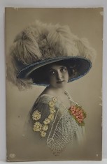 TANARA CU PALARIE CU PENE DE STRUT , CARTE POSTALA CU CUSATURI DIN FIR DE MATASE , INCEPUTUL SEC. XX