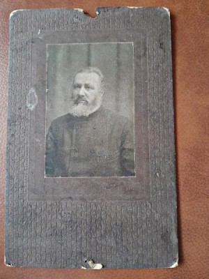 Fotografie preot, pe carton, sfarsit de secol XIX foto