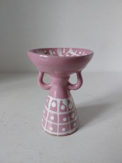 Suport de lumanare, ceramic, facut manual, ceramic art, in forma de femeie ce poarta un cos pe cap, 9cm inaltime, roz si alb