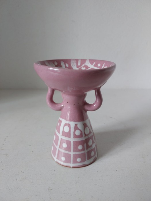 Suport de lumanare, ceramic, facut manual, ceramic art, in forma de femeie ce poarta un cos pe cap, 9cm inaltime, roz si alb