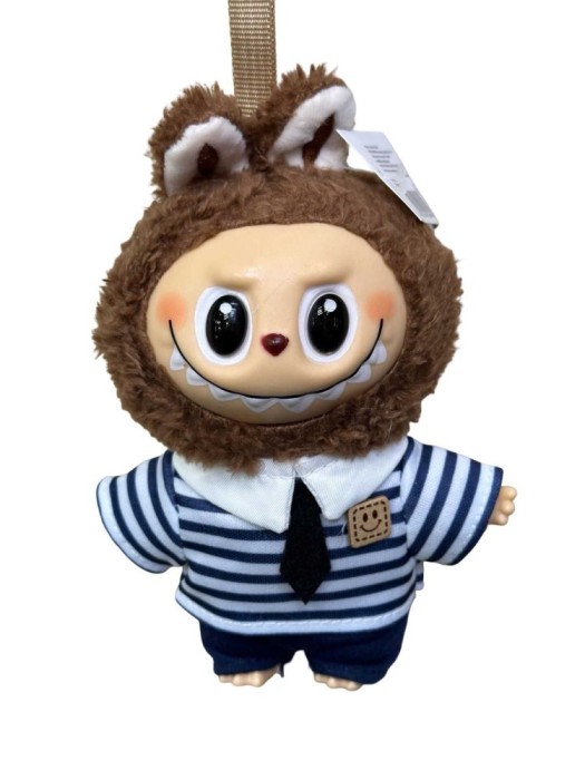 Breloc de plus Labubu maro inchis cu costum albastru in dungi