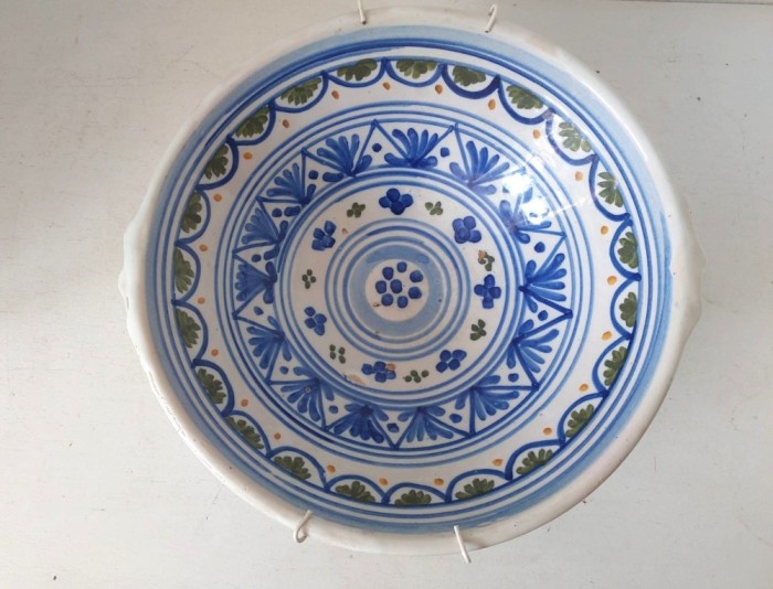 Farfurie decorativă ceramică pictată manual, 23 cm, semnată J.A., cu suport metalic