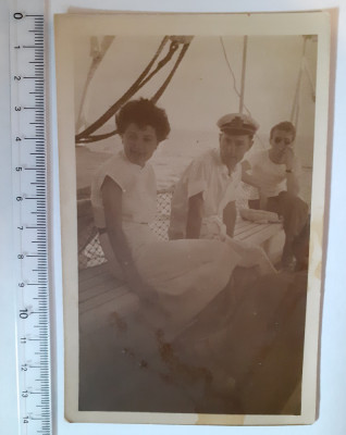 Fotografie de grup cu marinar pe vapor din 1952 foto
