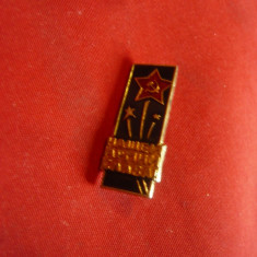 Insigna militara URSS - In cinstea Armatei -metal si email ,h=2,3cm