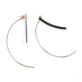 Cercei asimetrici aurii si design minimalist