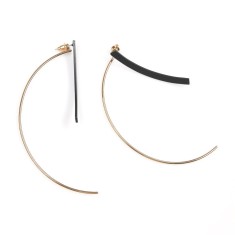 Cercei asimetrici aurii si design minimalist