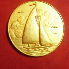 Placheta - Yola pe lac ,bronz aurit , d=4,3cm