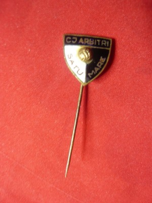 Insigna Sportiva veche CJ Arbitri Satu Mare , h=1,5cm metal si email - f.rara foto