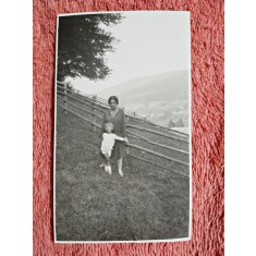 Fotografie Fotografie, Geo (dr. Litarczek, parintele radiologiei romanesti) impreuna cu mama sa la Poiana Tapului, 1928