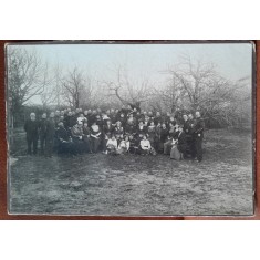 Fotografie pe carton, grup de militari cu sotiile, perioada interbelica