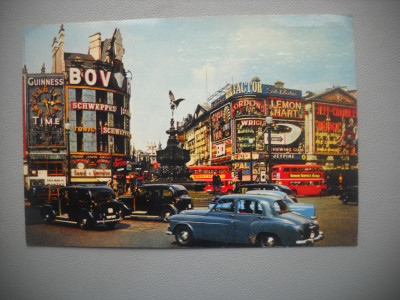 HOPCT 72826 PIATA PICCADILLY CIRCUS LONDRA -AUTOMOBIL-ANGLIA-1962-CIRCULATA foto