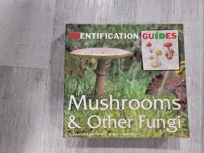 Mushrooms &amp; other fungi. Identification guides