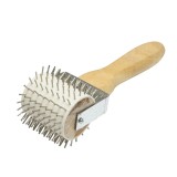 Rola descapacit cu ace din inox si maner din lemn pentru faguri de miere si rame apicole