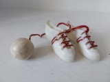 Ghete fotbal cu minge, suvenir vechi decor de agatat la oglinda masinii, anii 70, plastic, colectie