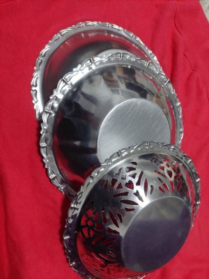 3 farfurii inox vechi,2 clasice 1 FILIGRANAT cu bordura VECHI-INOX per.Comunista foto