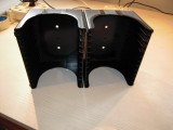 LOT de 2 suporti pentru 12 CD-uri/suport, plastic, (poate fi prins si pe perete), 2 buc. culoare alba si 14 buc. negre