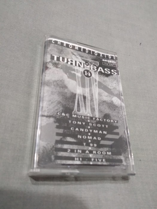 CASETA AUDIO TURN UP THE BASS 14 COPIE DUPA VARIANTA OFICIALA