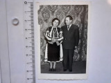 Fotografie cu cuplu din Sighișoara cu doamnă &icirc;n costum popular, &icirc;n 1960