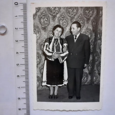Fotografie cu cuplu din Sighișoara cu doamnă în costum popular, în 1960