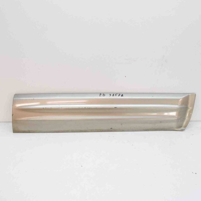 Bandou inferior ușă dreapta față MITSUBISHI PAJERO III V7_W, V6_W 2001 OEM: MR47858