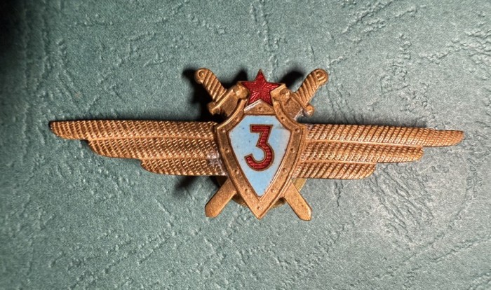 Insigna pilot militar Cl 3 1952 1966 RPR varianta scut albastru