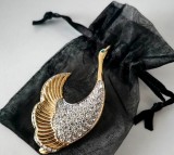 Brosa Lebada Vintage inox placata Aur 18k &amp; Swarovski, saculet organza inclus, martisor