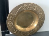 Superba farfurie decorativă veche din alamă masivă ,grea 2 kg,cu modele &icirc;n basorelief,are agățătoare,de colecție/decor.