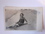 Fotografie dimensiune CP cu fată din Italia pe malul mării &icirc;n 1925