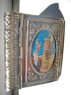 A413- Caseta mica carte Papa Benedict al 16 in oval bombat din metal argintiu. foto