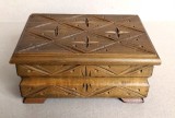 Caseta vintage din lemn cu 4 picioruse si ornamente geometrice 18x13cm