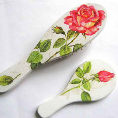 Trandafiri rosii set perie si oglinda, set femei cu trandafiri 26144